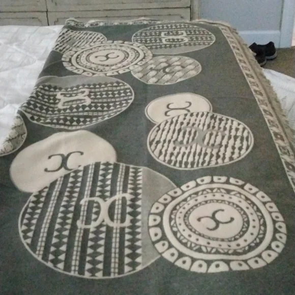 Throw Blanket w/fringe .55" soft gorgeous warm cozy. Happy holidays shawl - Picture 4 of 5